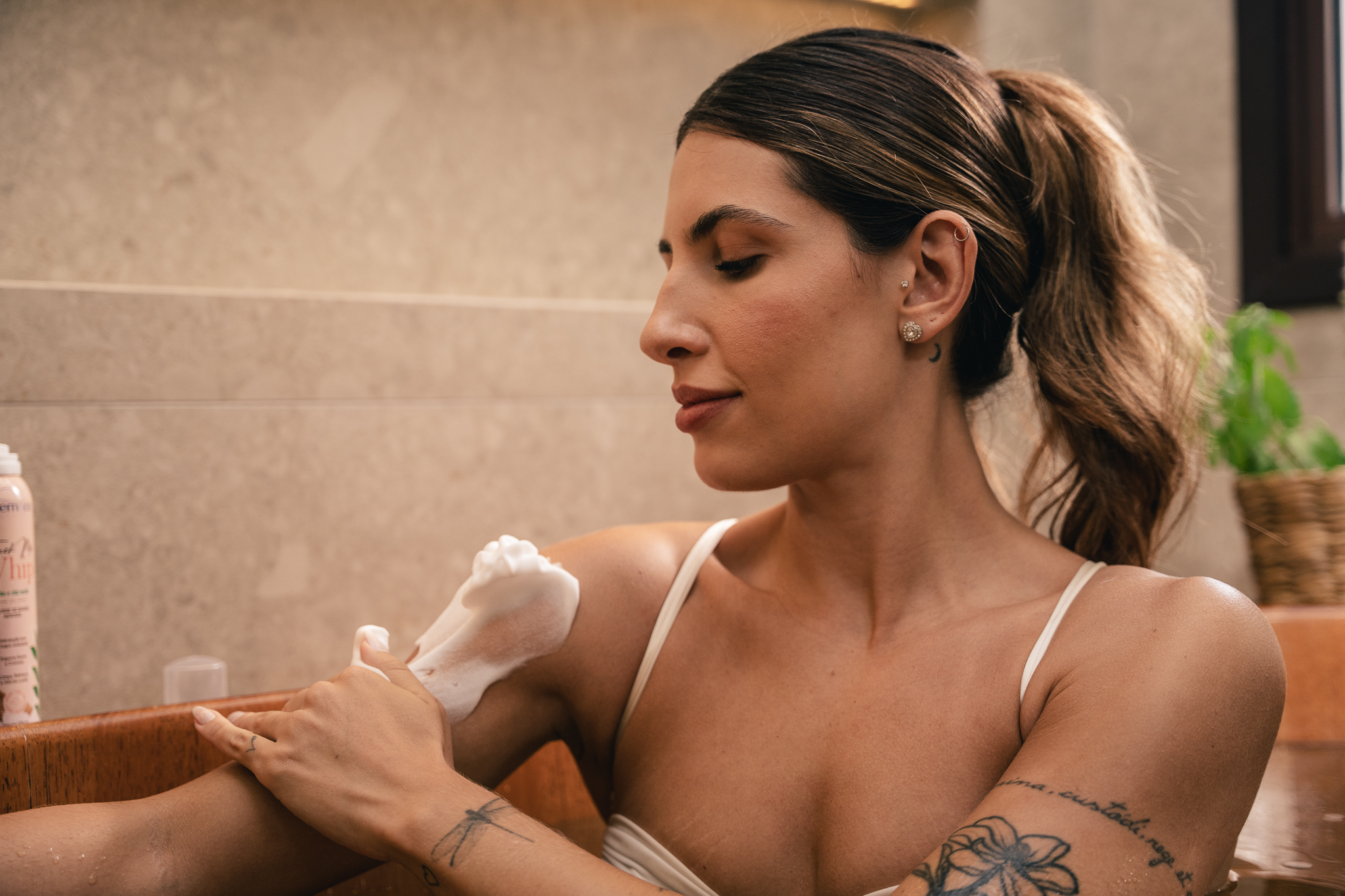 Modelo em momento de autocuidado com produto Nuvem & Co